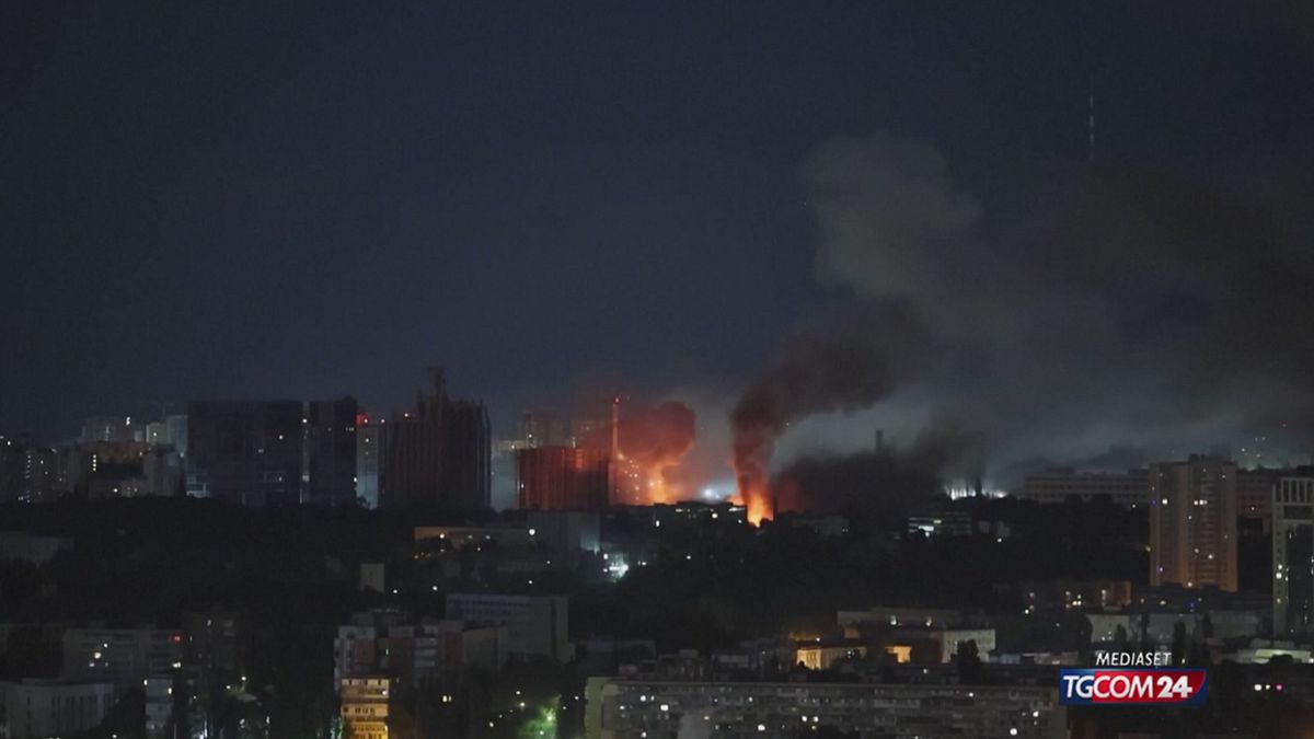 Kiev, le esplosioni illuminano il cielo della capitale ucraina