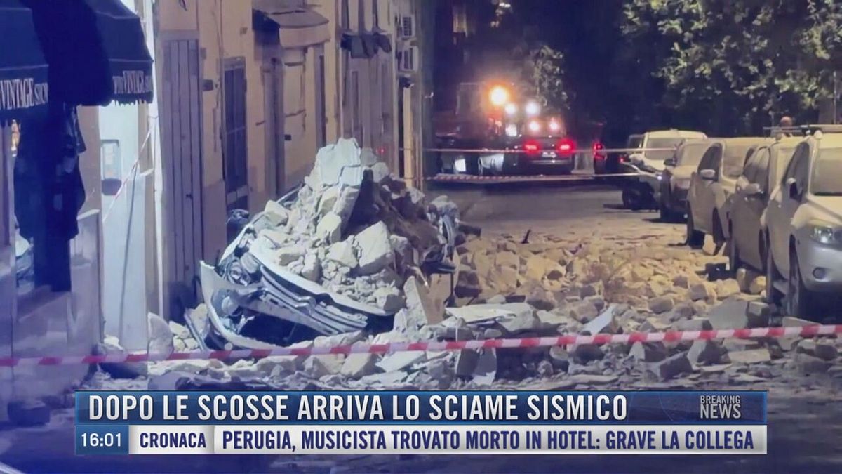 Breaking News delle 16.00 | Dopo le scosse arriva lo sciame sismico
