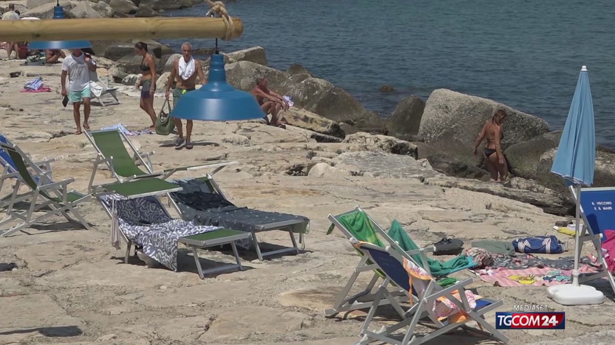 A Trani un bar-ristorante offre sdraio e lettini... gratis