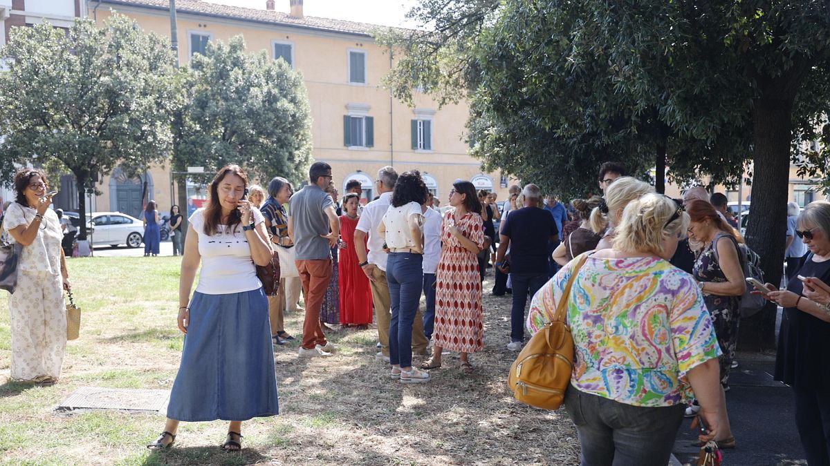 Gente in strada a Pisa dopo il terremoto