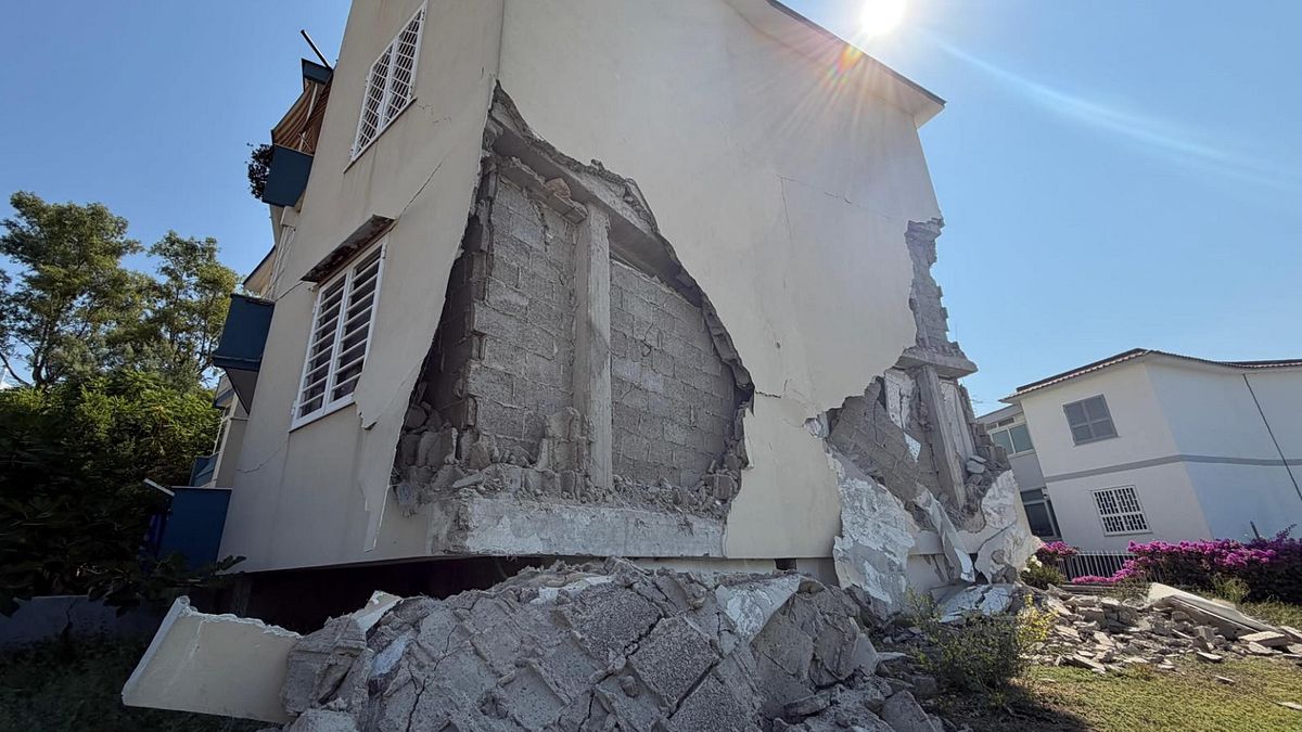 Veduta dei danni a seguito di un terremoto di magnitudo 4,7 a Pozzuoli, vicino a Napoli