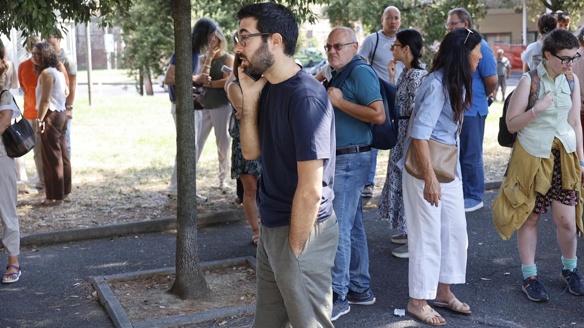  Gente in strada a Pisa dopo il terremoto
