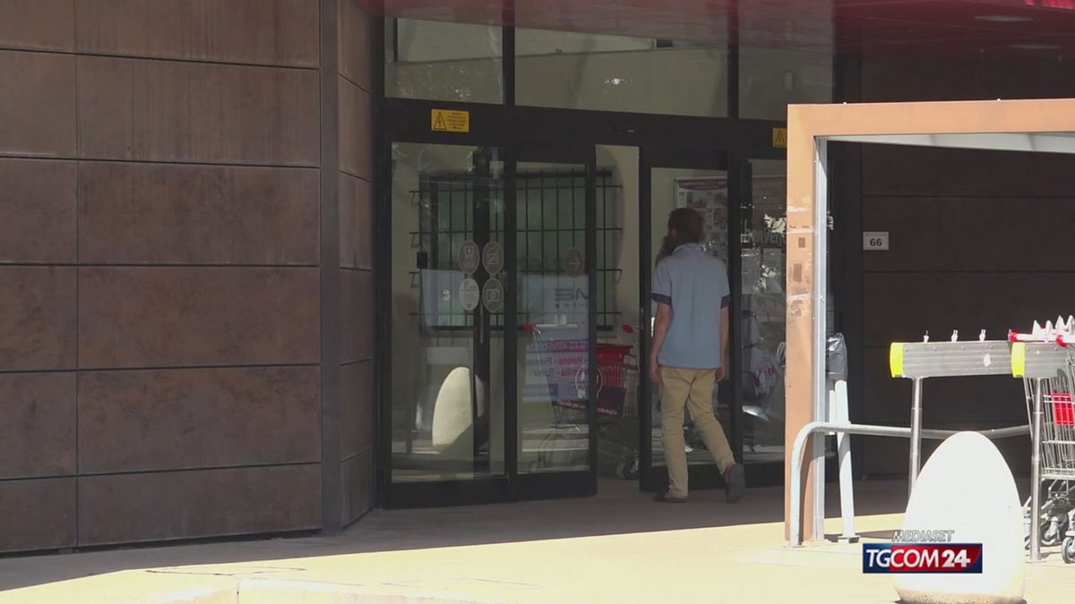 18.10 SAN VINCENZO (LI), AGGREDISCE POLIZIA E TORNA DAVANTI AL SUPERMERCATO SRV