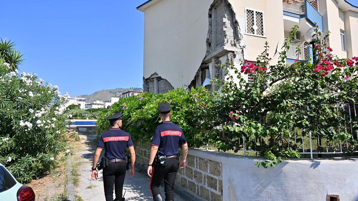 Veduta dei danni a seguito di un terremoto di magnitudo 4,7 a Pozzuoli, vicino a Napoli