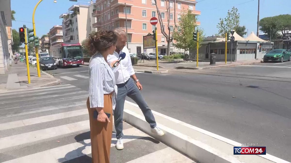 18.15 ROMA, CICLABILE FINISCE CON UN MURETTO