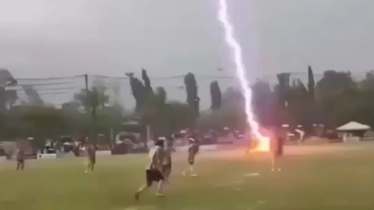 Thailandia, fulmine colpisce un calciatore durante una partita: morto 24enne