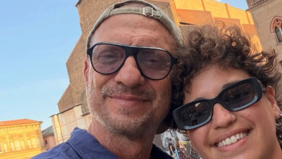 Bologna, artista di strada canta "Iris" e in piazza arriva... Biagio Antonacci