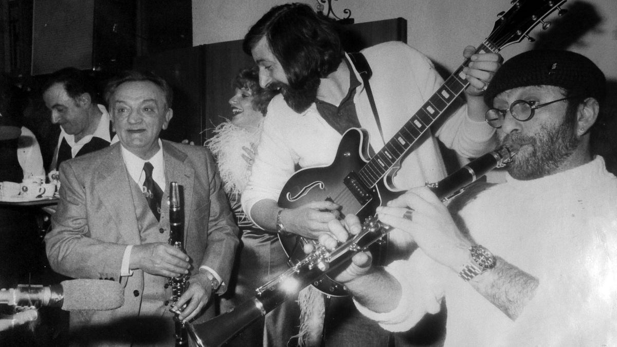 Una foto d'archivio che ritrae Lucio Dalla (d) con Francesco Guccini (c) e il mitico oste Vito (s) durante una jam-session presso l'osteria Da Vito nel quartiere "Cirenaica" a Bologna alla fine degli anni '70