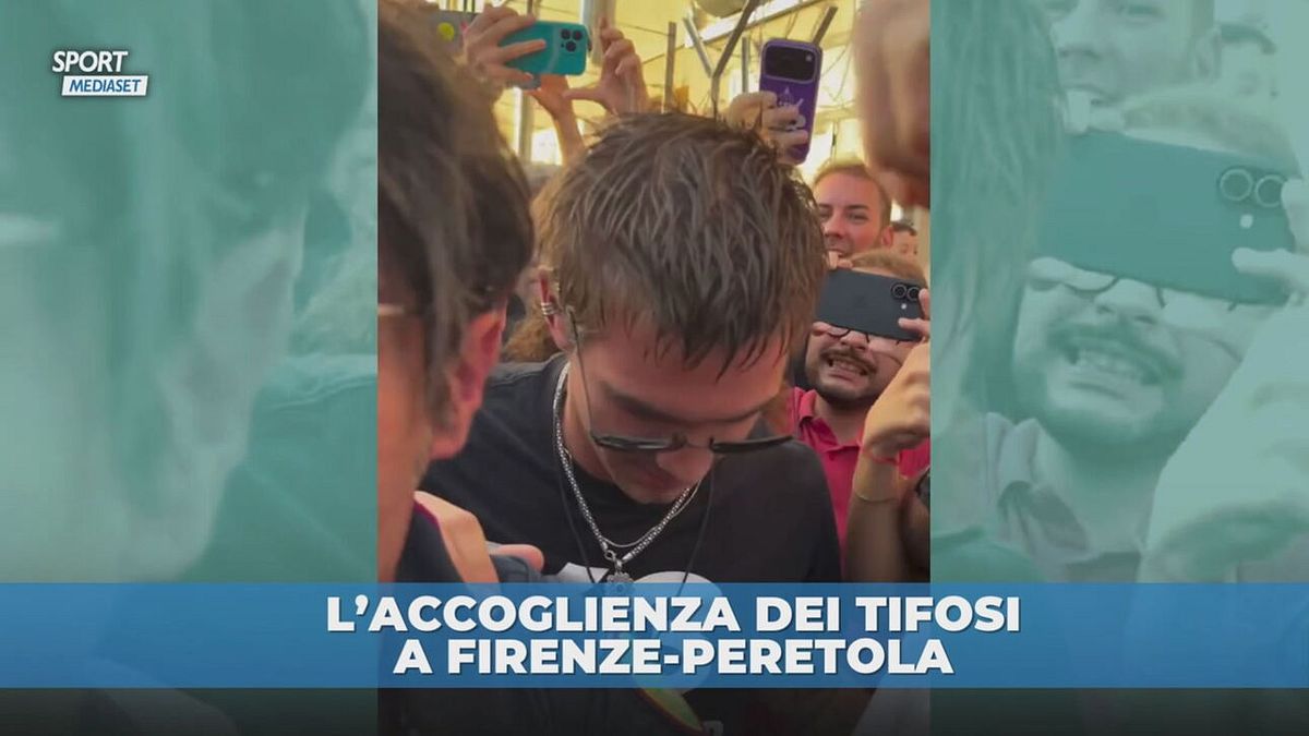 Tifosi della Fiorentina pazzi per Mastantuono: l'accoglienza all'aeroporto