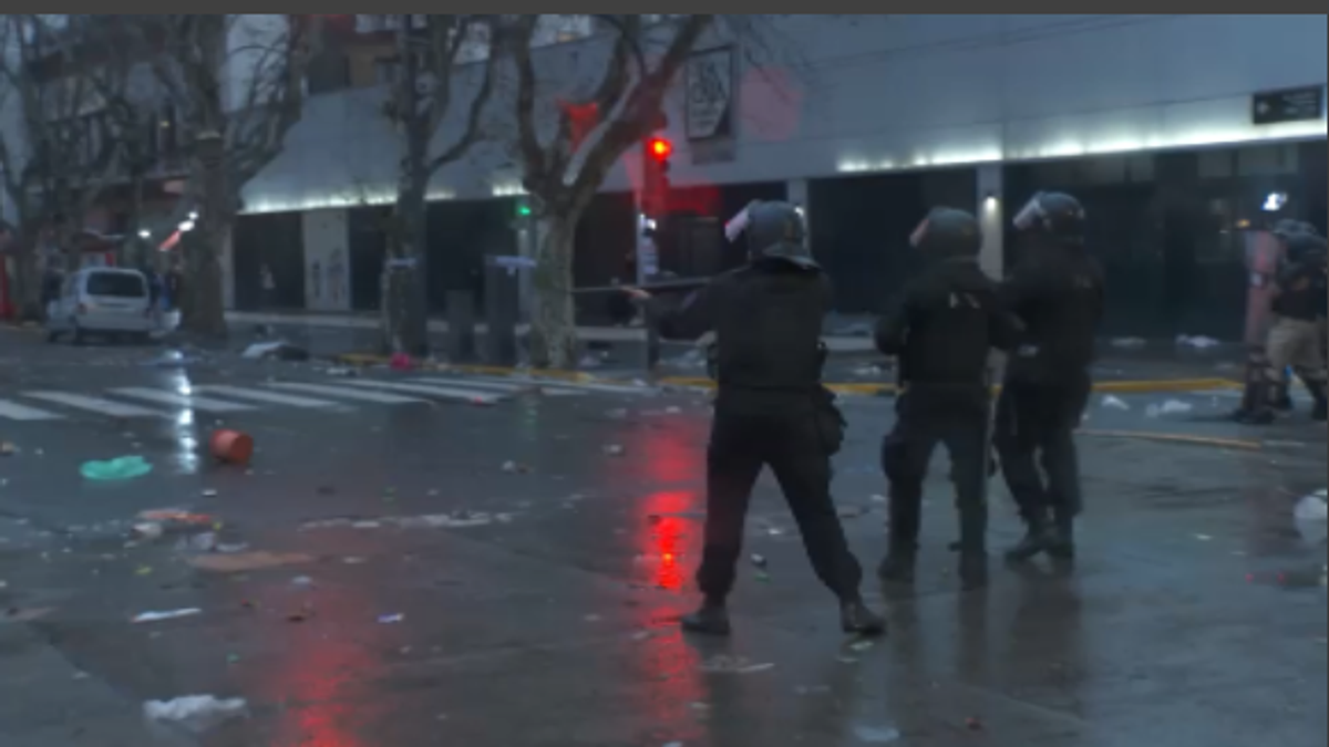 Scontri in Argentina: pietre e proiettili contro la polizia