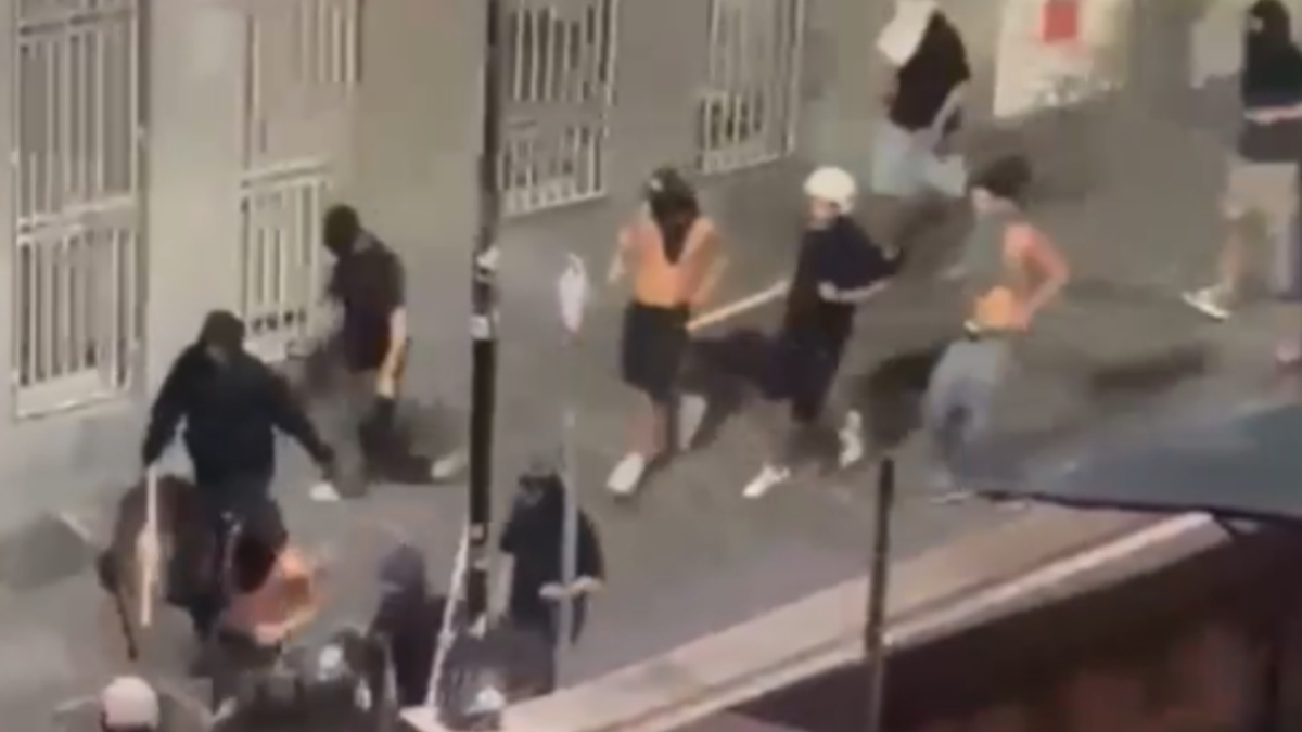 Genova, maxi rissa nel pieno della movida: in venti con caschi e spranghe