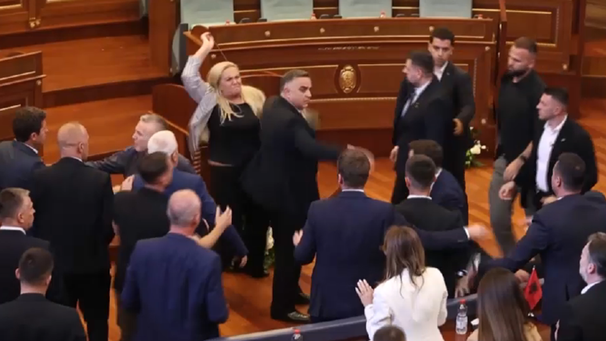 Kosovo, lancio di uova contro il primo ministro e Parlamento nel caos