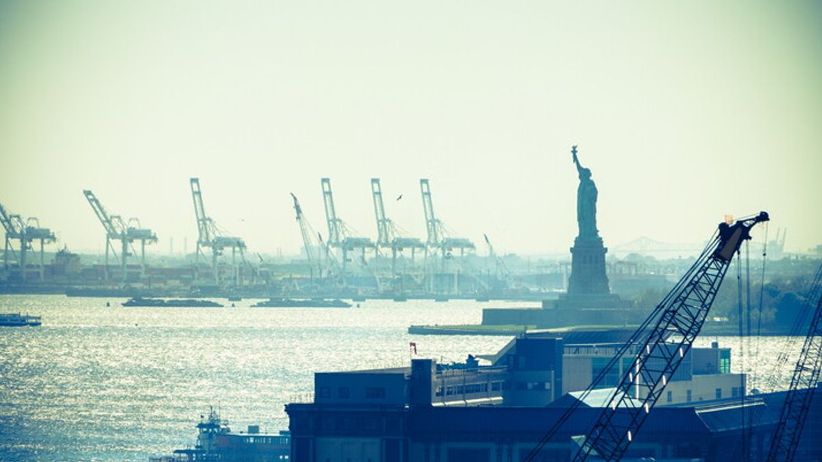 La Statua della Libertà e, sullo sfondo, il porto di New York