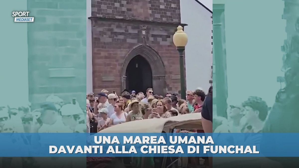 Tifosi in attesa delle nozze di CR7 e Georgina ma si presentano altri sposi