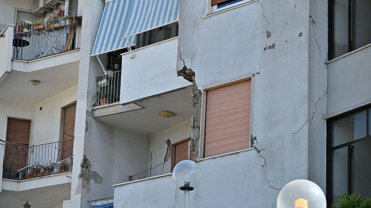 Veduta dei danni a seguito di un terremoto di magnitudo 4,7 a Pozzuoli, vicino a Napoli