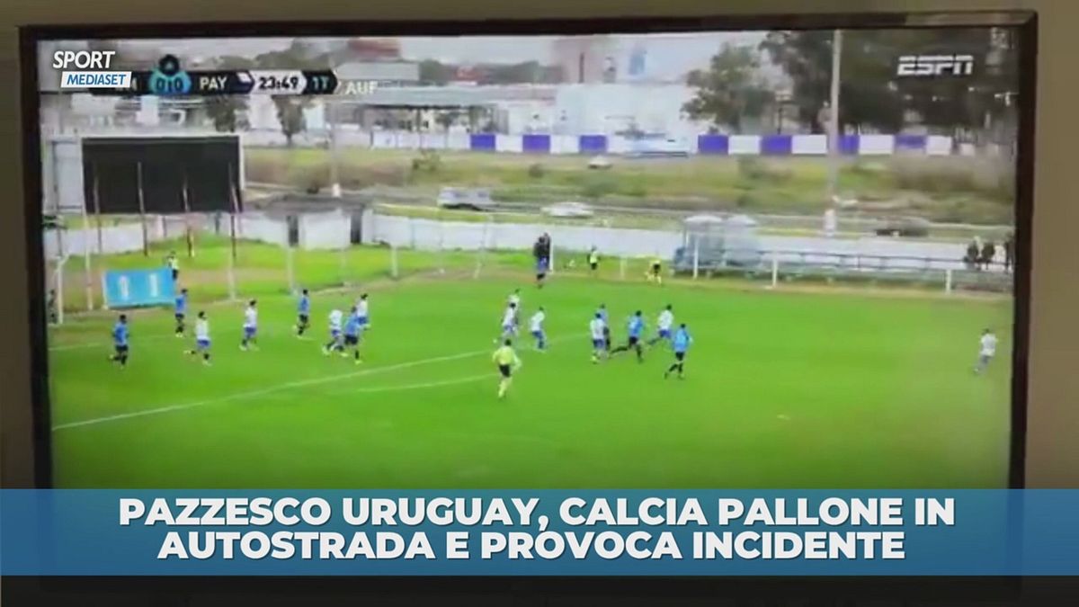 Uruguay, calcia il pallone in autostrada e crea un incidente
