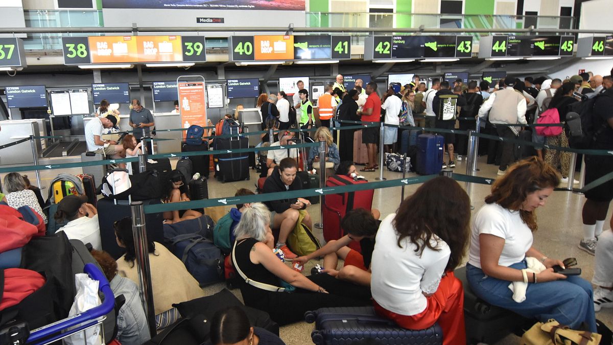 Passeggeri in attesa all'aeroporto di Catania