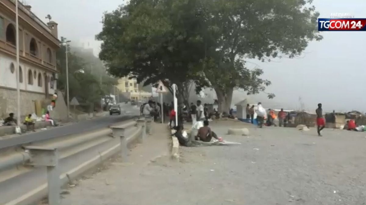 Ceuta, ecco le condizioni della spiaggia dove si sono accampati tanti migranti