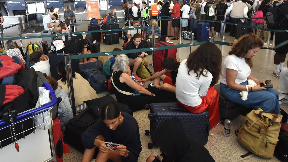 Passeggeri in attesa all'aeroporto di Catania