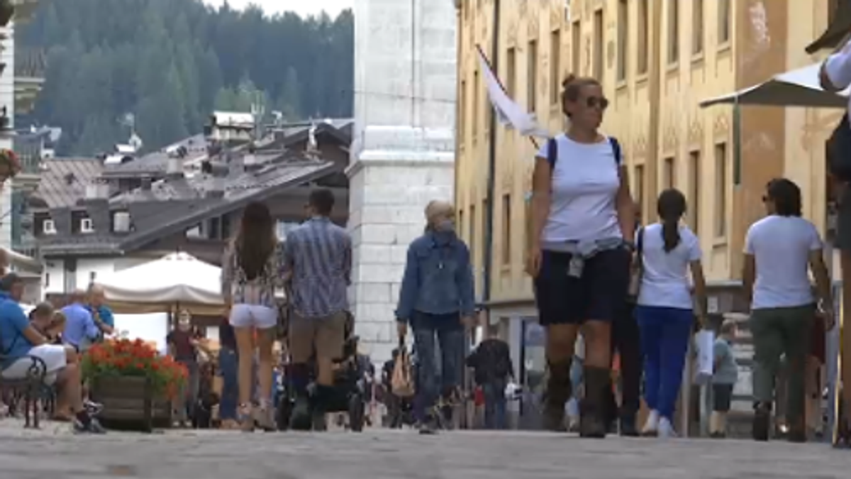 A Cortina scattano le multe ai cafoni: vietato girare in costume e a torso nudo