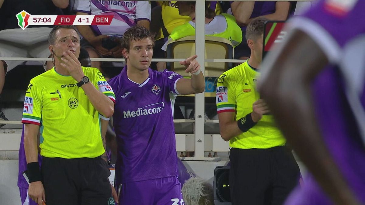 Quasi golazo, cavalcata e botte: la prima di Mastantuono alla Fiorentina in 45"