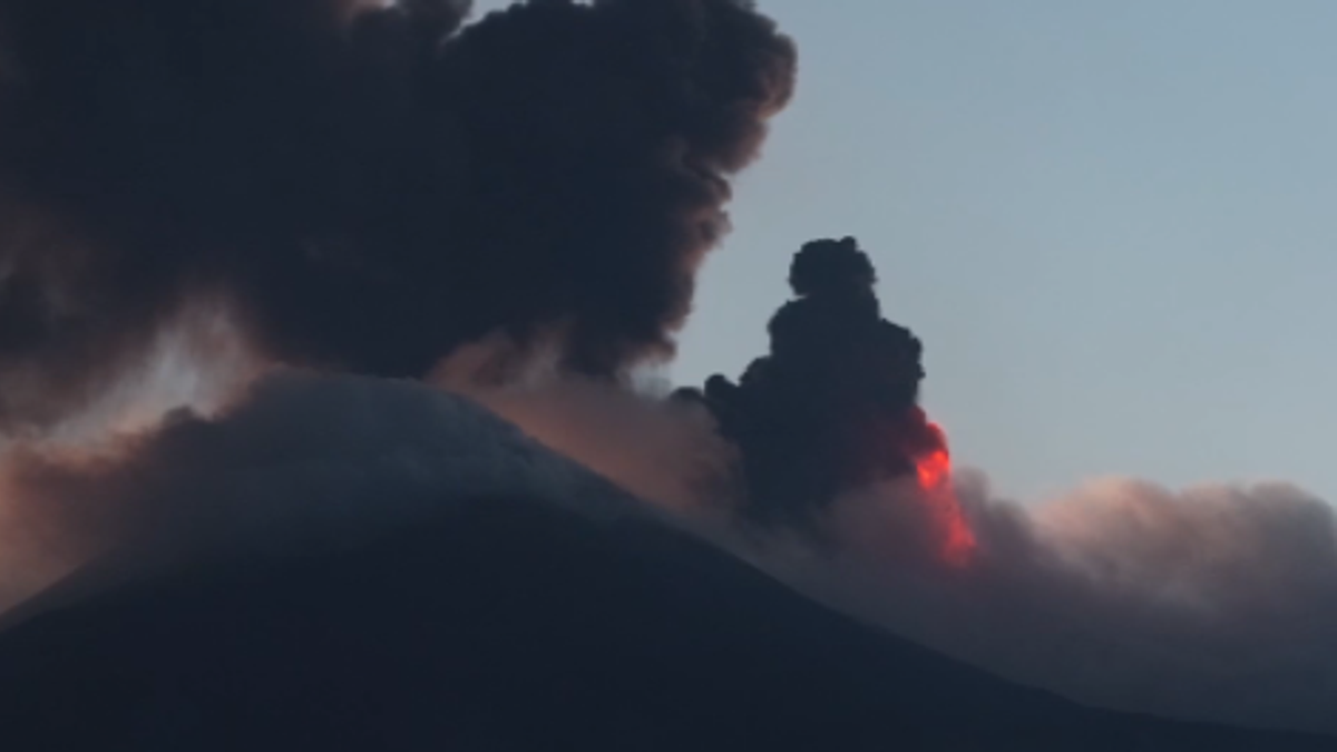 Etna, lo spettacolo dell'eruzione al tramonto