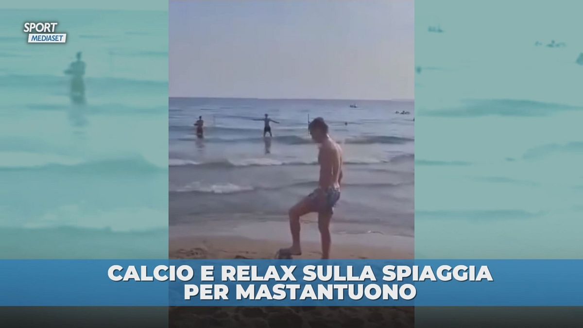 Mastantuono idolo viola: gioca in spiaggia con i bambini