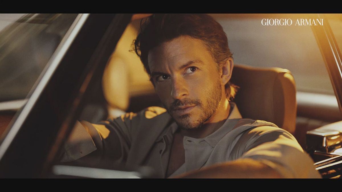 Forza e ambizione, Jonathan Bailey volto di una nuova fragranza