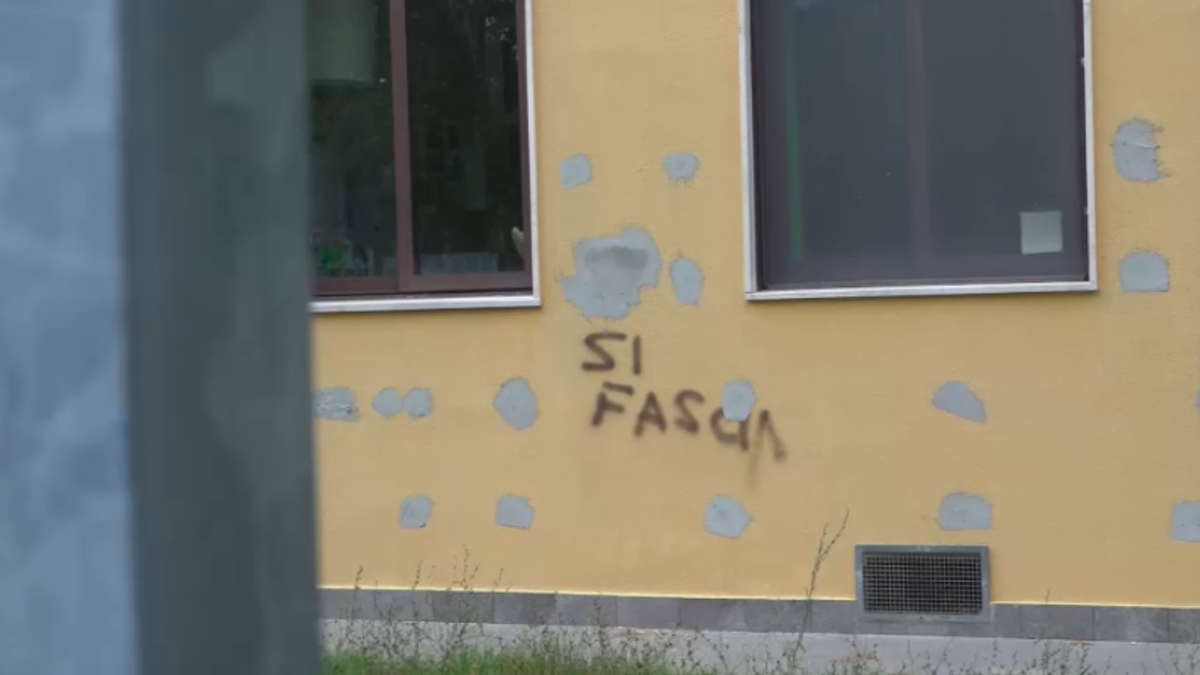 "Scritte fasciste sulla scuola" a Pisa, ma erano le indicazioni degli operai