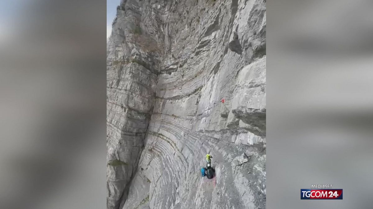 Il salvataggio di un parapendista bloccato a 200 metri da terra