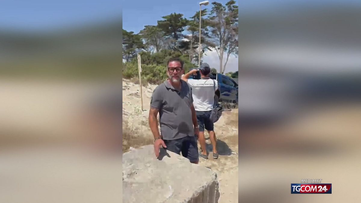 Fuoristrada in sosta su una duna in Salento, la rabbia del vicesindaco