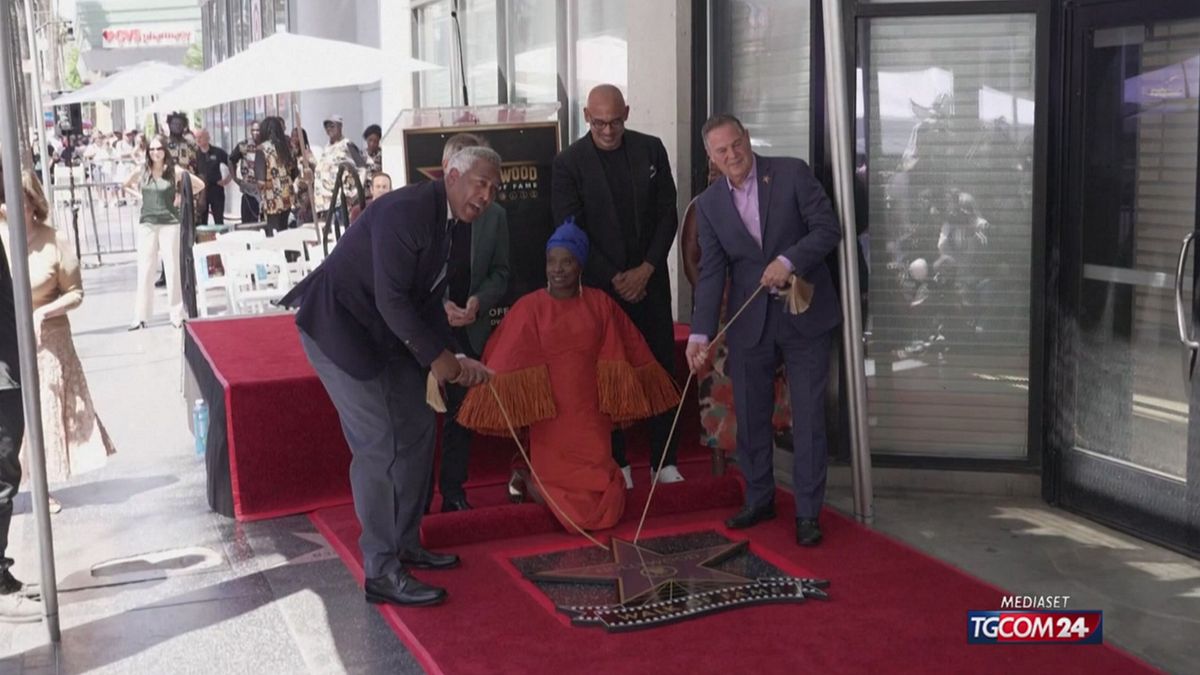 Angélique Kidjo è la prima artista africana a ricevere una stella sulla Walk of Fame