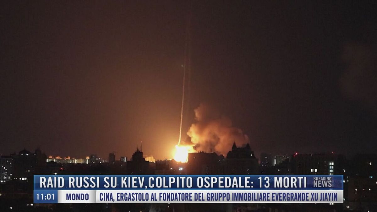 Breaking News delle 11.00 | Raid russi su Kiev, colpito ospedale: 13 morti