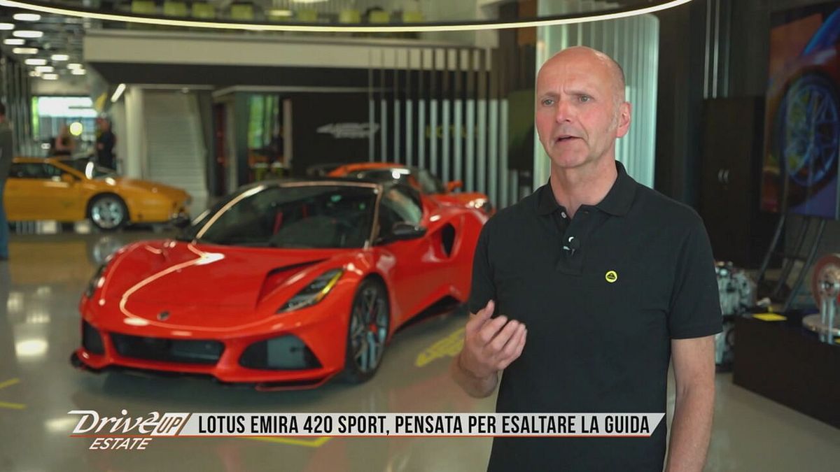 A bordo di Lotus Emira 420 Sport, supercar stabile e reattiva