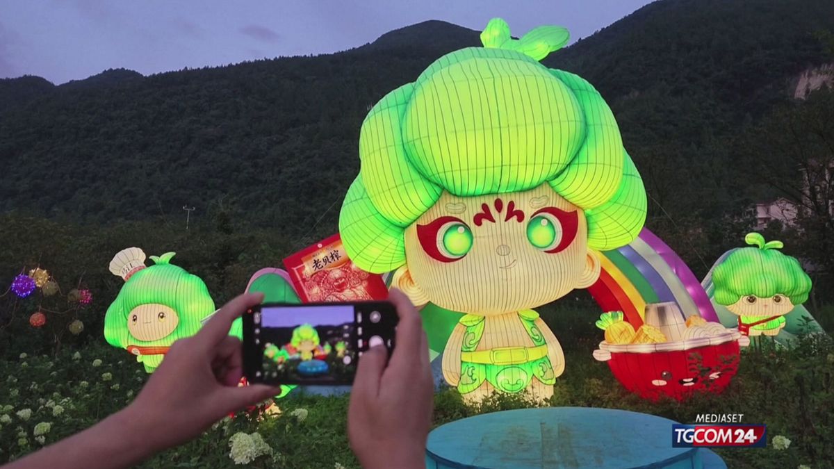 Fiori e lanterne si mescolano nel festival cinese