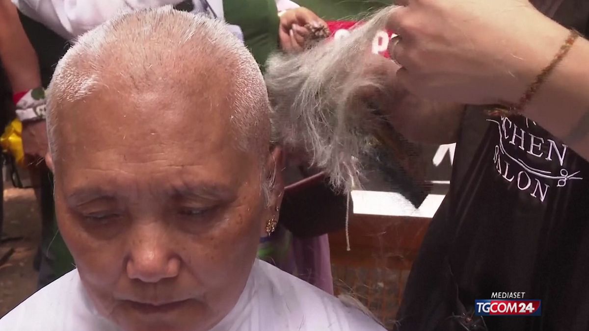 India, gli esuli tibetani si radono la testa per protesta