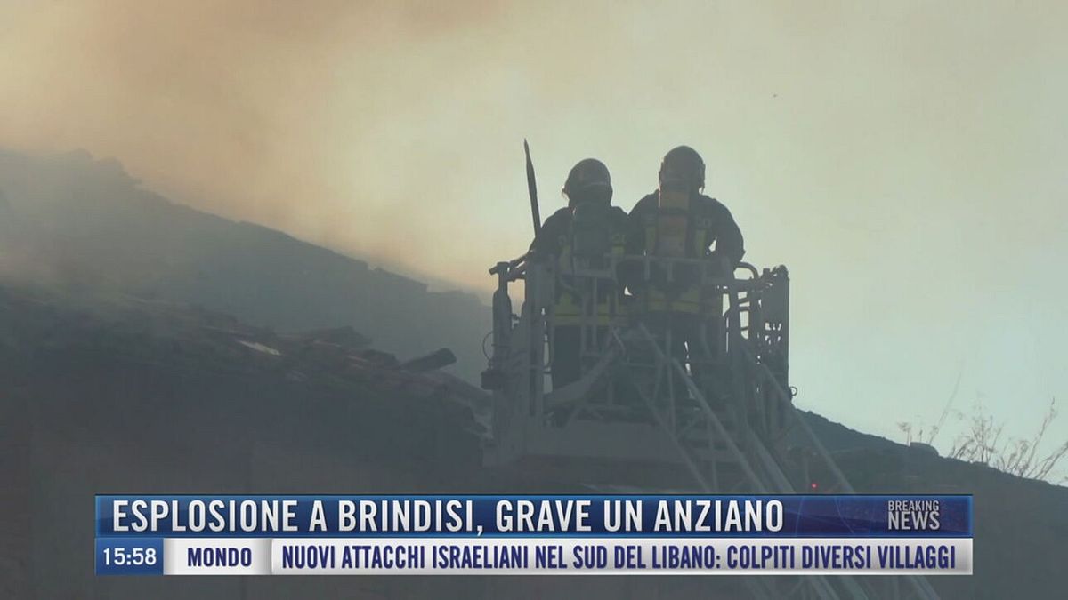 Breaking News delle 16.00 | Esplosione a Brindisi, grave un anziano