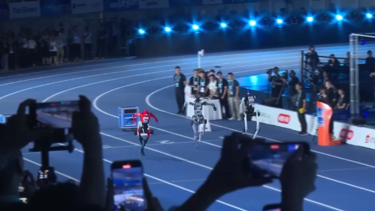 In Cina si disputano i giochi tra robot umanoidi