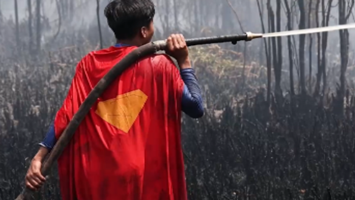 In Indonesia Superman aiuta a spegnere gli incendi: ma è un giovane 17enne