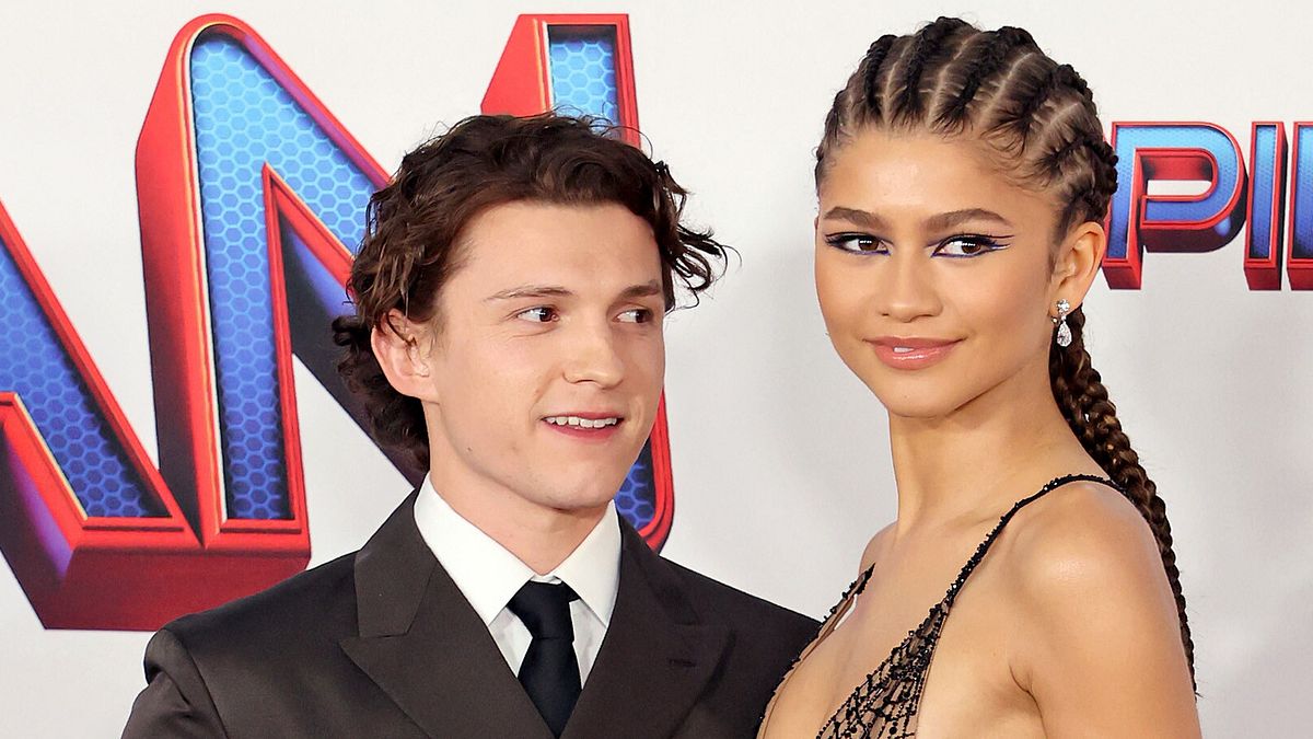 Zendaya (qui con Tom Holland) regina del “method dressing”: l’abito ragnatela realizzato dalla maison Valentino per la premiere mondiale di Los Angeles nel 2021