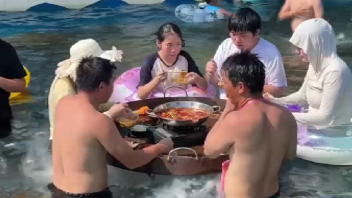 Cina, zuppa bollente in piscina: il curioso rimedio contro l'afa
