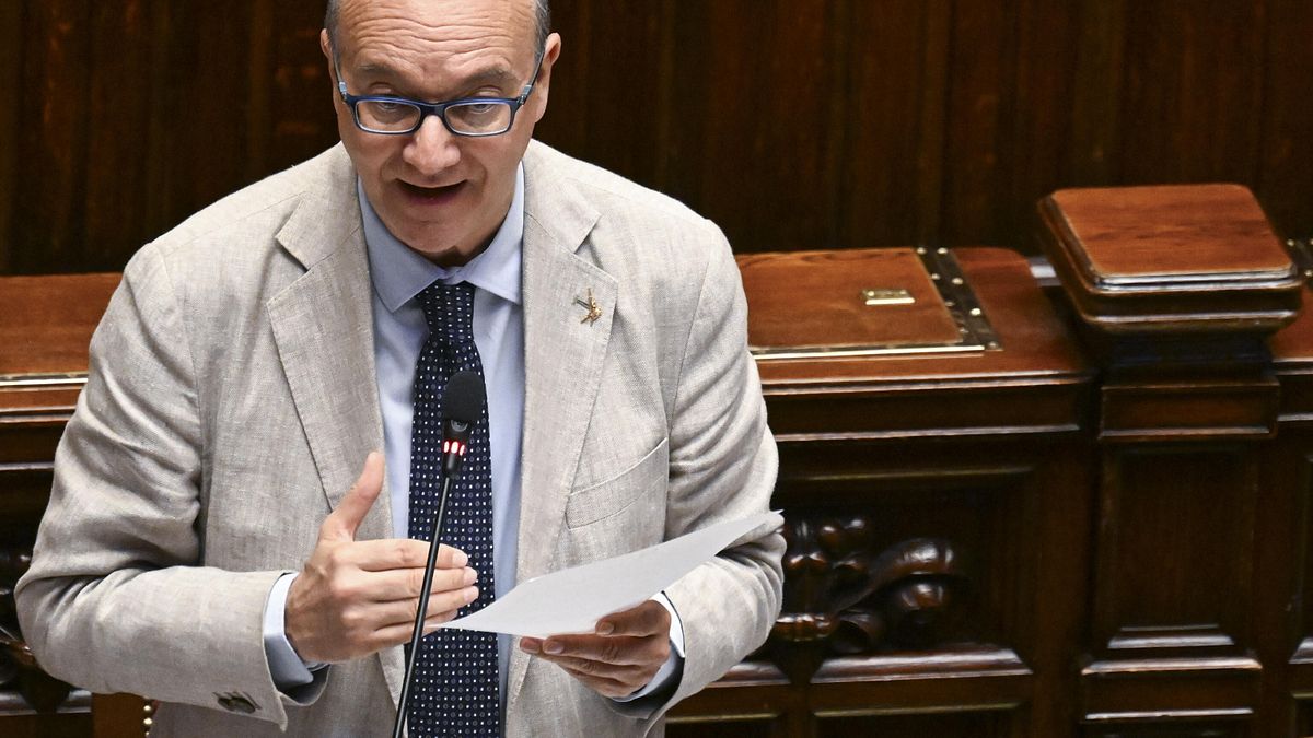 Scuola, Valditara: "Italiano obbligatorio per i genitori di studenti stranieri"