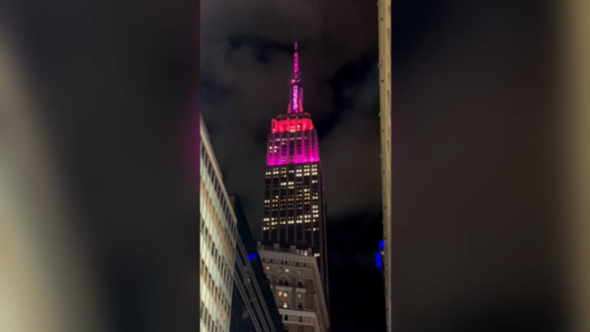 L'Empire State Building si illumina di rosa per ricordare la regina del country