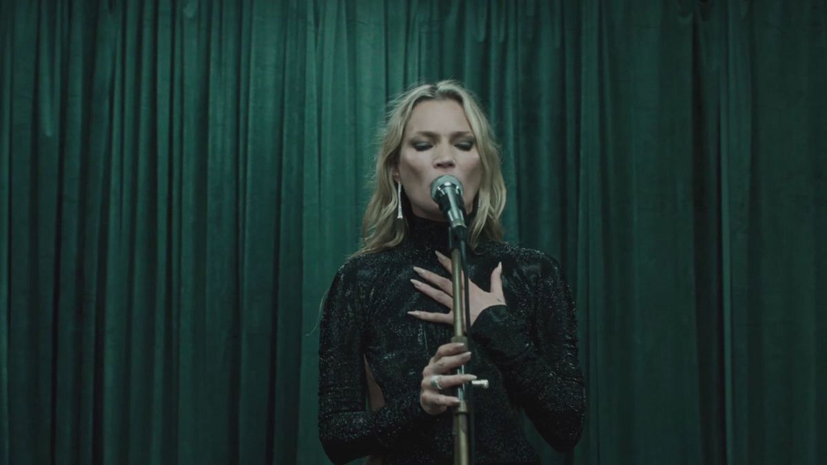 Kate Moss canta "Wicked Game" per Gucci Primavera by Demna