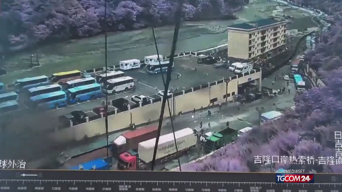 Frana lampo in Tibet, il momento in cui la massa di fango travolge la frontiera