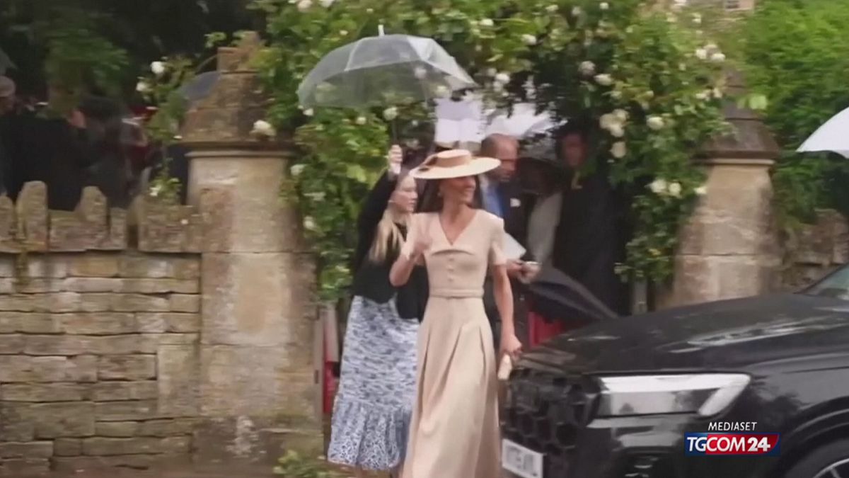 Kate Middleton cambia look: al rientro dalle vacanze sfoggia una chioma biondo miele