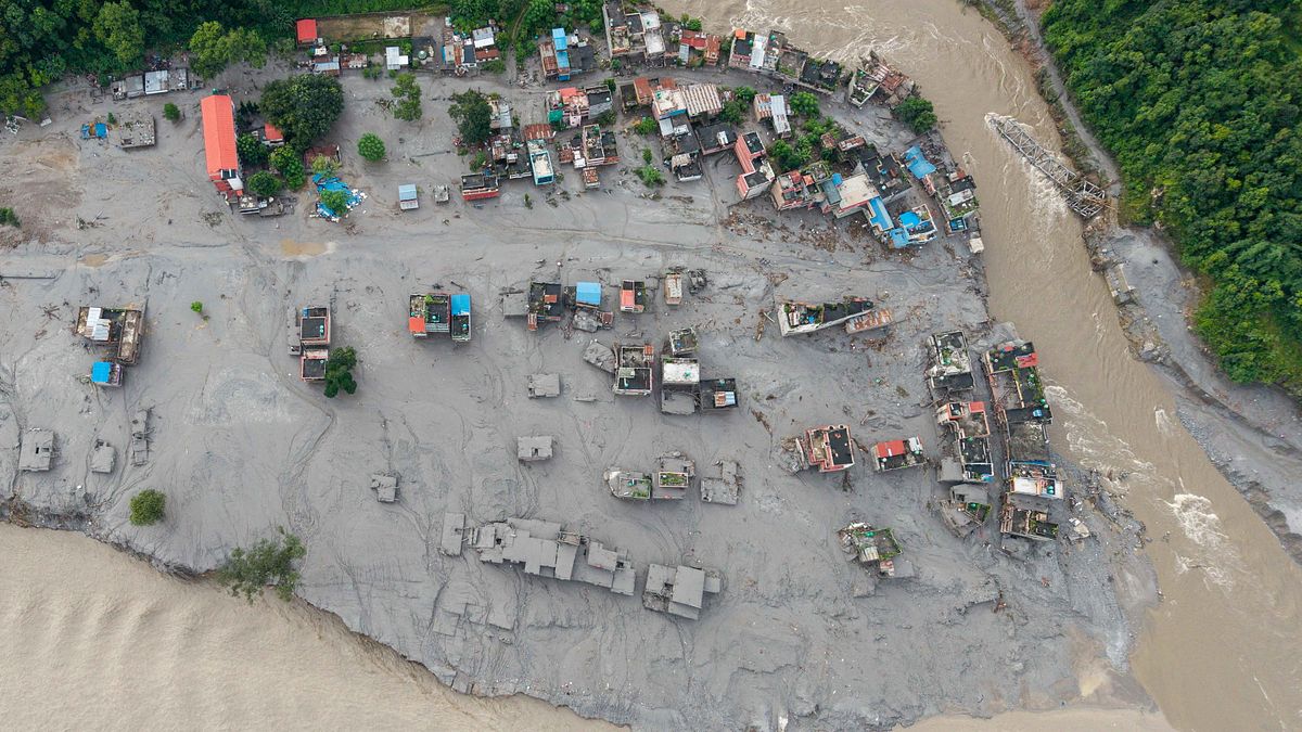 nepal frana alluvione fango