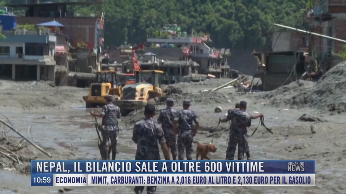 Breaking News delle 11.00 | Nepal, il bilancio sale a oltre 600 vittime
