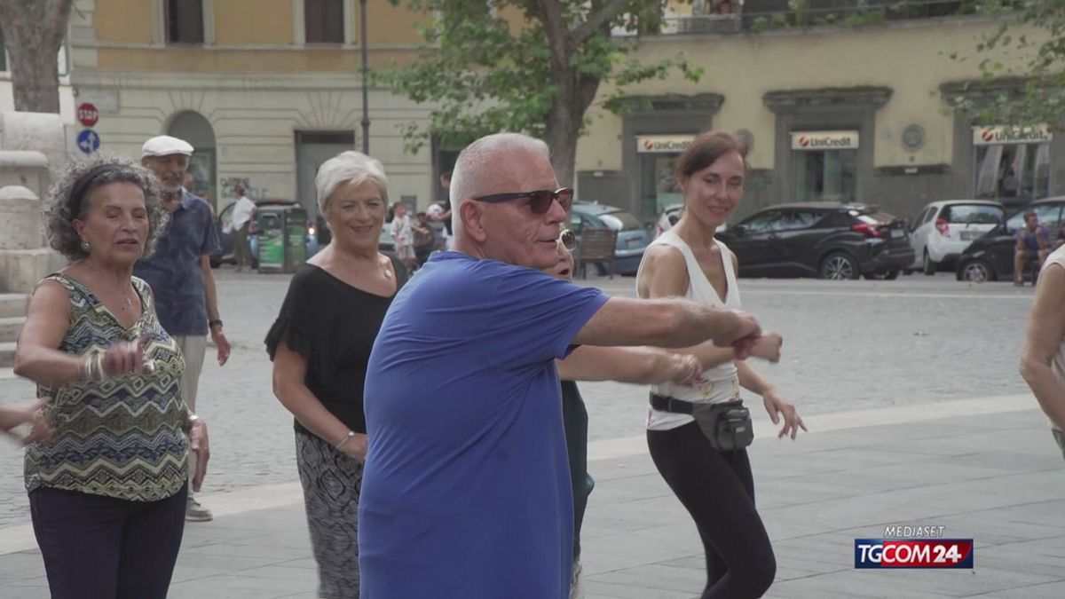 18.10 ROMA, MAESTRO DI BALLO IN STRADA A TESTACCIO SRV