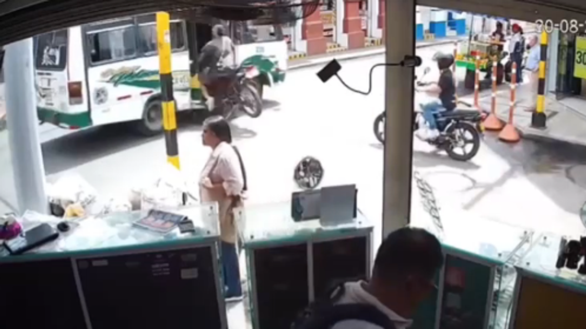 Finisce con la moto dentro un autobus, l'incredibile incidente in Colombia